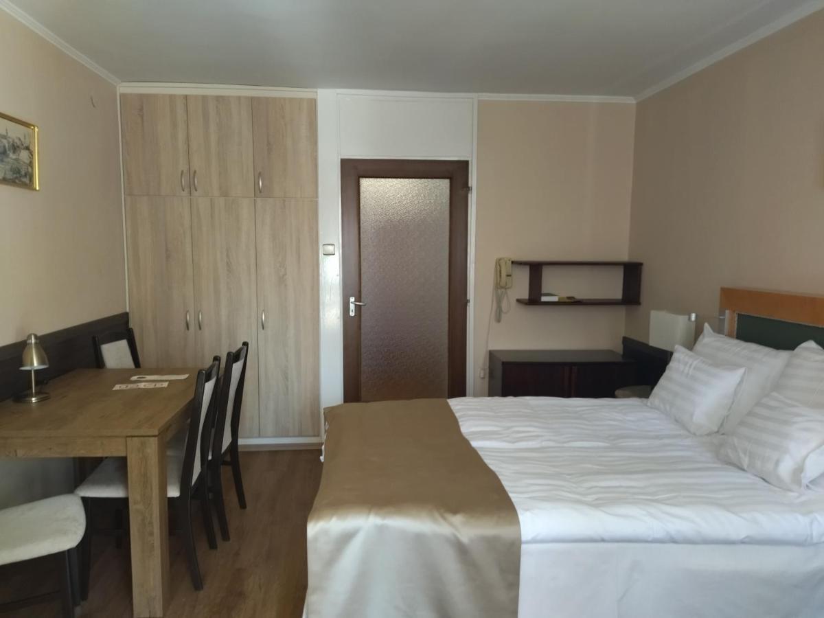 Viking Hotel Gardony Bagian luar foto