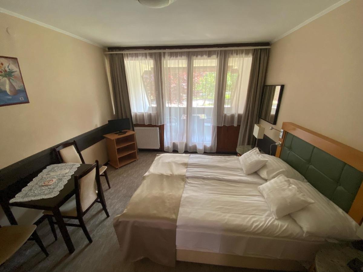 Viking Hotel Gardony Bagian luar foto