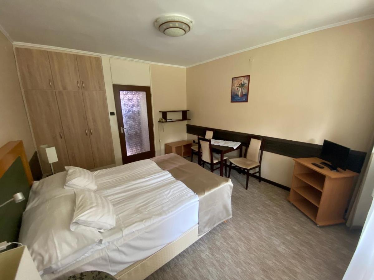 Viking Hotel Gardony Bagian luar foto
