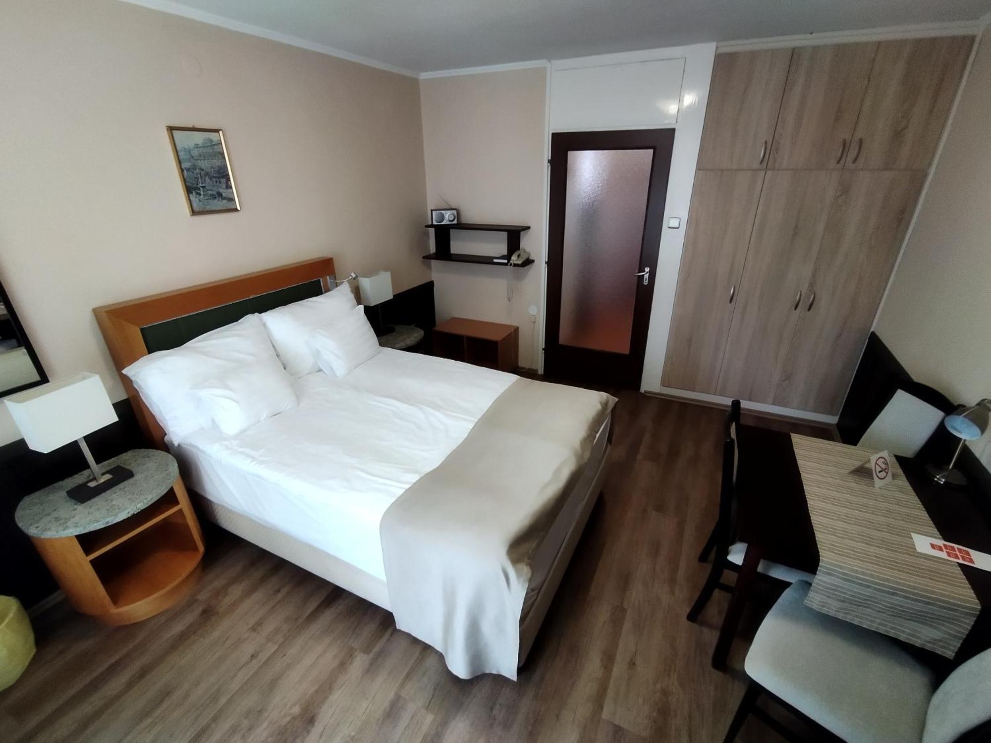 Viking Hotel Gardony Bagian luar foto